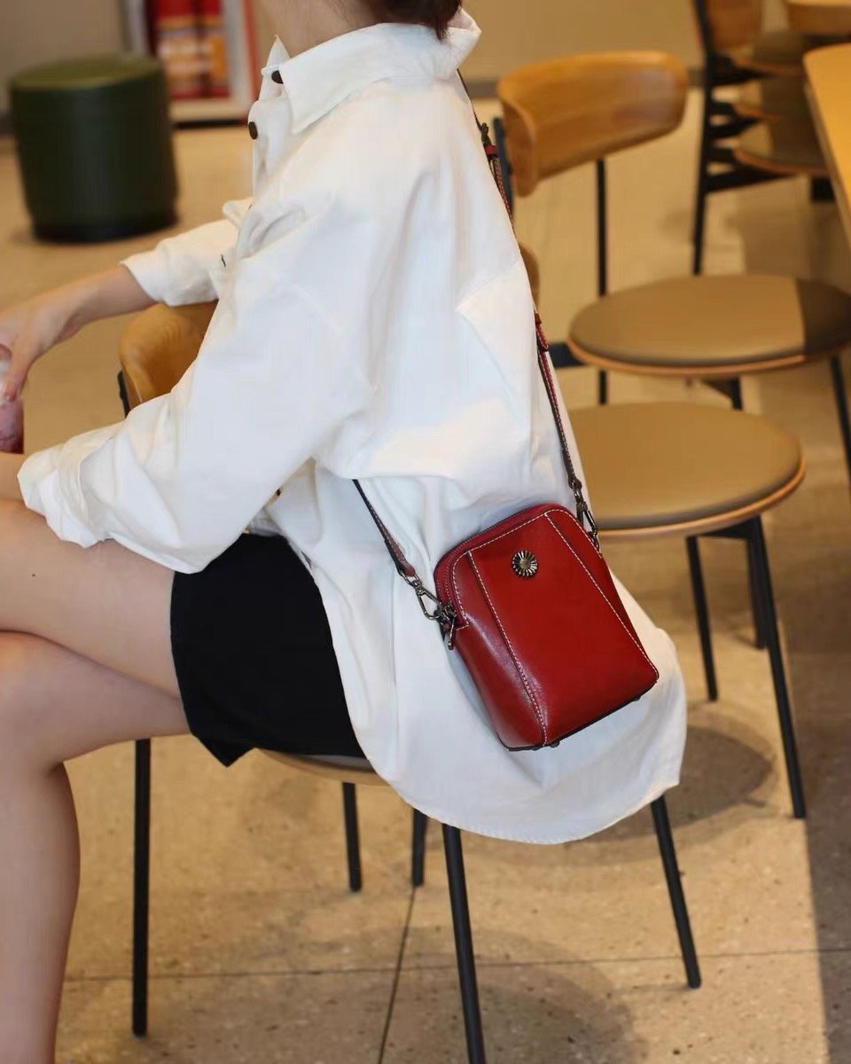 Liana | Shoulder strap mobile phone bag