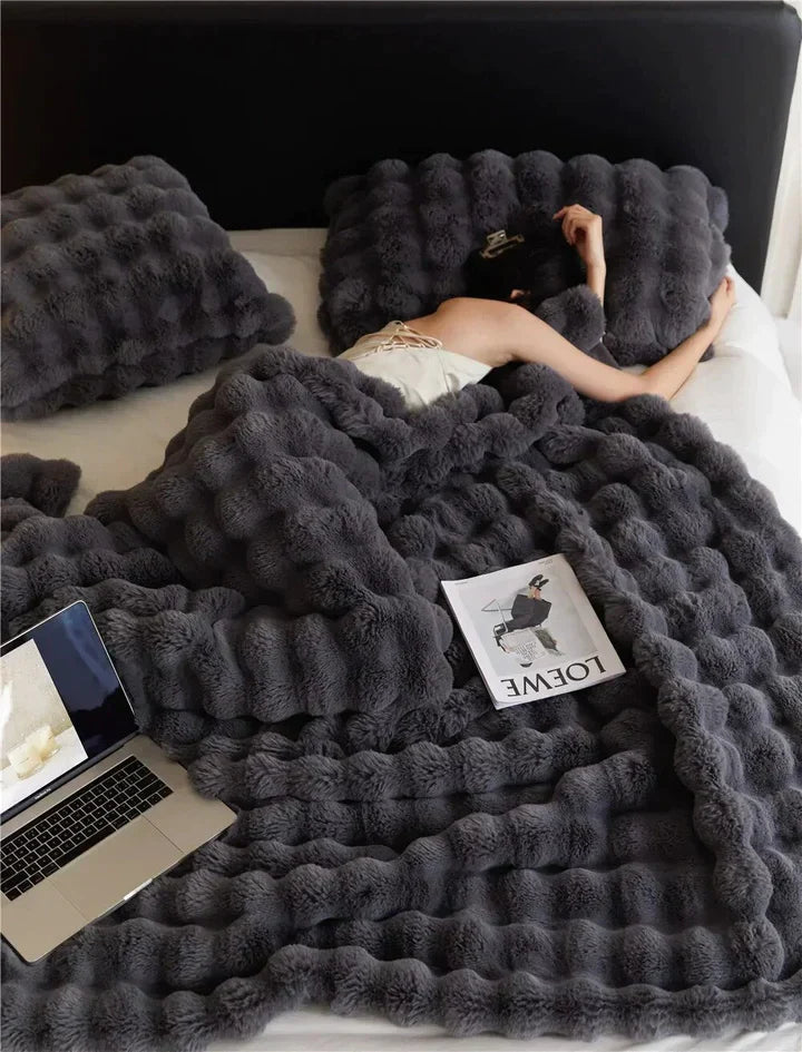 CosyFluff | The warm plush blanket made of wool